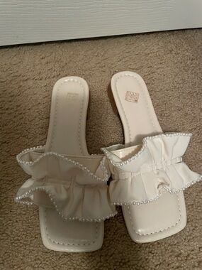 Women's Cream Ruffle Pearl-Trim Slide Sandals